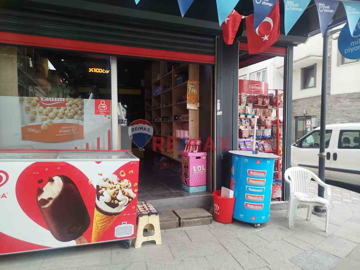 DEĞIRMENDERE'DE ÇINARLIK MEYDANINDA SAHILE YAKIN TEKEL BÜFE