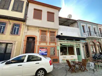 AYVALIK 13 NISAN CADDESI’NDE 4+1 RUM EVI,GURME İŞLETME VE 1+1 APART ILE BIRLIKTE SATILIK!