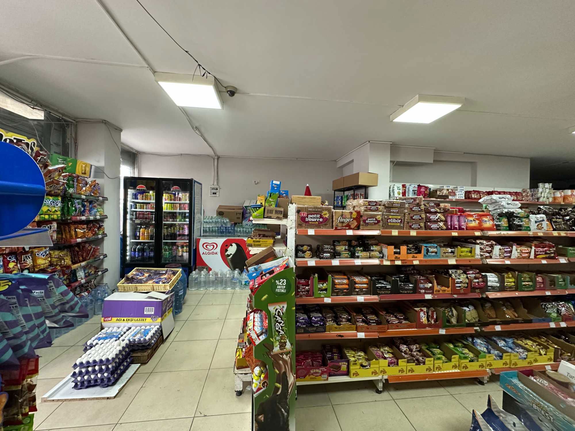 ESENYURT BAĞLARÇEŞME KUZUYOLU DEPOLU DÜZ GİRİŞ SATILIK DÜKKAN