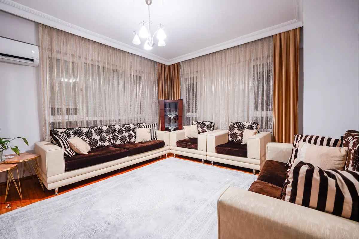 MEYDANKAVAĞINDA 140M2 ARSA PAYLI 160M2 SATILIK 3+1 SATILIK DAİRE