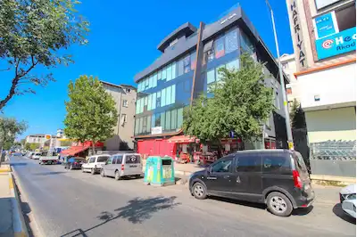 YAKACIK CADDESİ'NDE MERKEZİ KONUMDA 200 M² KİRALIK OFİS