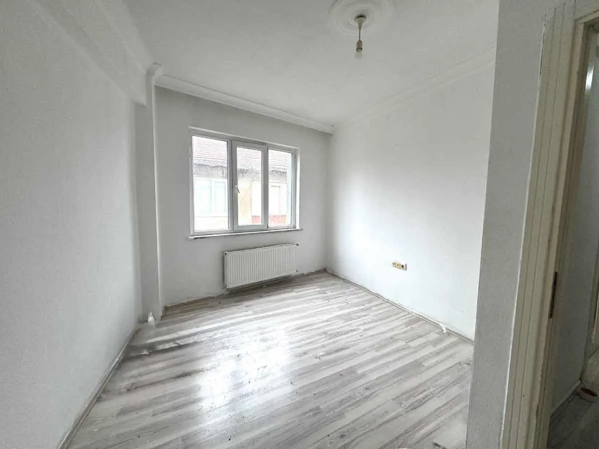 YENİYOL CADDESİNDE SATILIK ARA KAT 2+1 DAİRE.