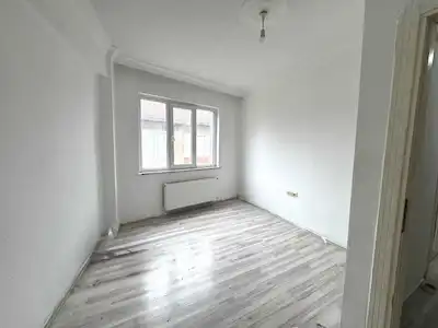 YENİYOL CADDESİNDE SATILIK ARA KAT 2+1 DAİRE.