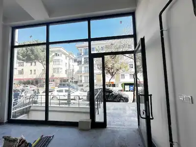 KÜÇÜKYALI MEKTEP CADDESI’NDE MIGROS KARŞISI YOL ÜSTÜ 45 M² SATILIK DÜKKAN