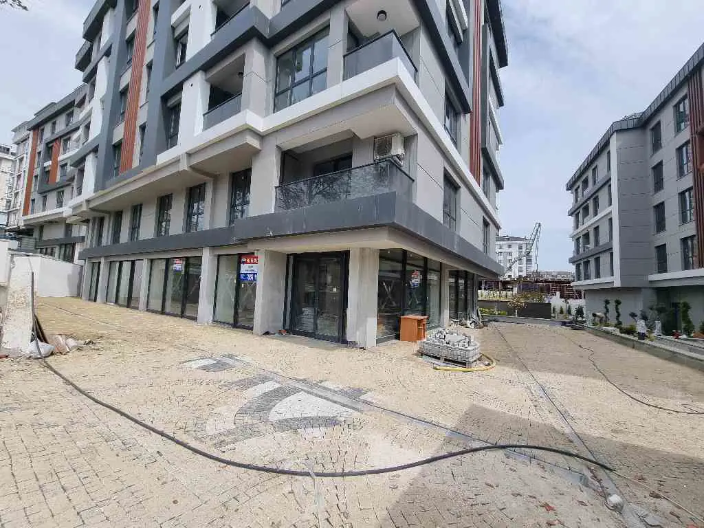 SITE GIRIŞINDE CADDEYE 30MT CEPHELI KIRALIK DEPOLU DÜKKAN