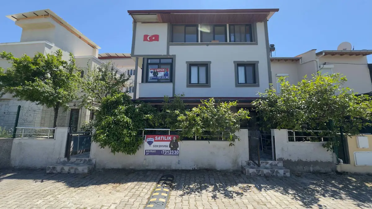 ÜRKMEZ PLAJINA 300 M2 FIRSAT TRIBLEKS SATILIK YAZLIK/MÜSTAKIL 