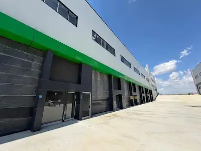 MODEL SANAYİ SİTESİ KAPAKLI 290 M2 KİRALIK İMALATHANE-REMAX KAYA