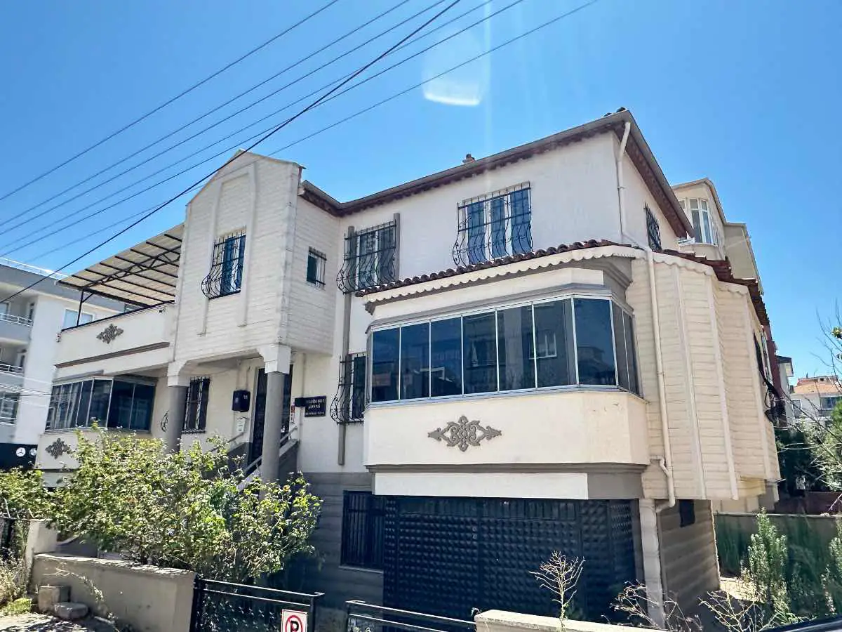 REMAX MİD’DEN BAHÇELİEVLER’DE MERKEZİ KONUMDA, KOMPLE KİRALIK 3 KATLI VİLLA