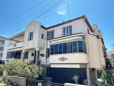 REMAX MİD’DEN BAHÇELİEVLER’DE MERKEZİ KONUMDA, KOMPLE KİRALIK 3 KATLI VİLLA