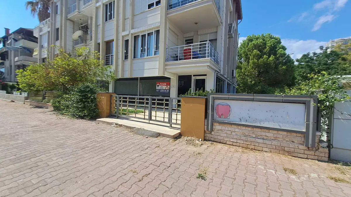 GÜZELOBA'DA BARINAKLAR BLV.NA VE SAHİLE YAKIN 304M² KİRALIK İŞYERİ