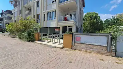 GÜZELOBA'DA BARINAKLAR BLV.NA VE SAHİLE YAKIN 304M² KİRALIK İŞYERİ
