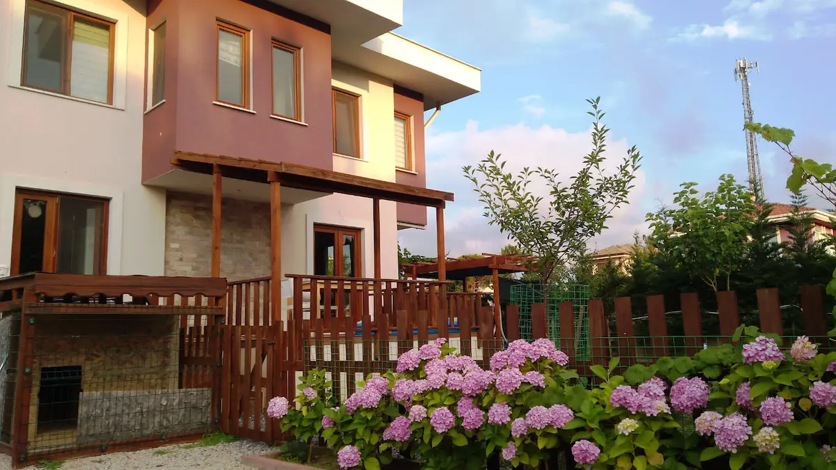 BEYKOZ RİVA’DA DOĞU-GÜNEY CEPHELİ 6+1 | 270 M² BRÜT | KAT MÜLKİYETLİ VİLLA