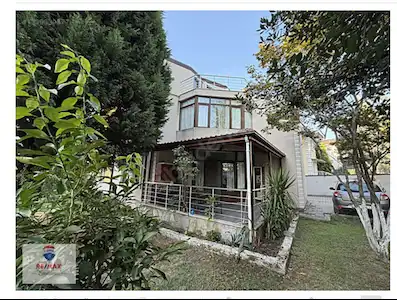 SAPANCA'DA HAVUZLU SİTEDE SATILIK TRİPLEKS VİLLA