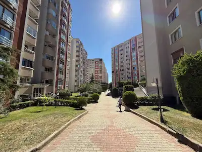 BİLGEN KONUTLARINDA GÜNEY CEPHE DENİZ MANZARALI ARAKAT 3+1 DAİRE