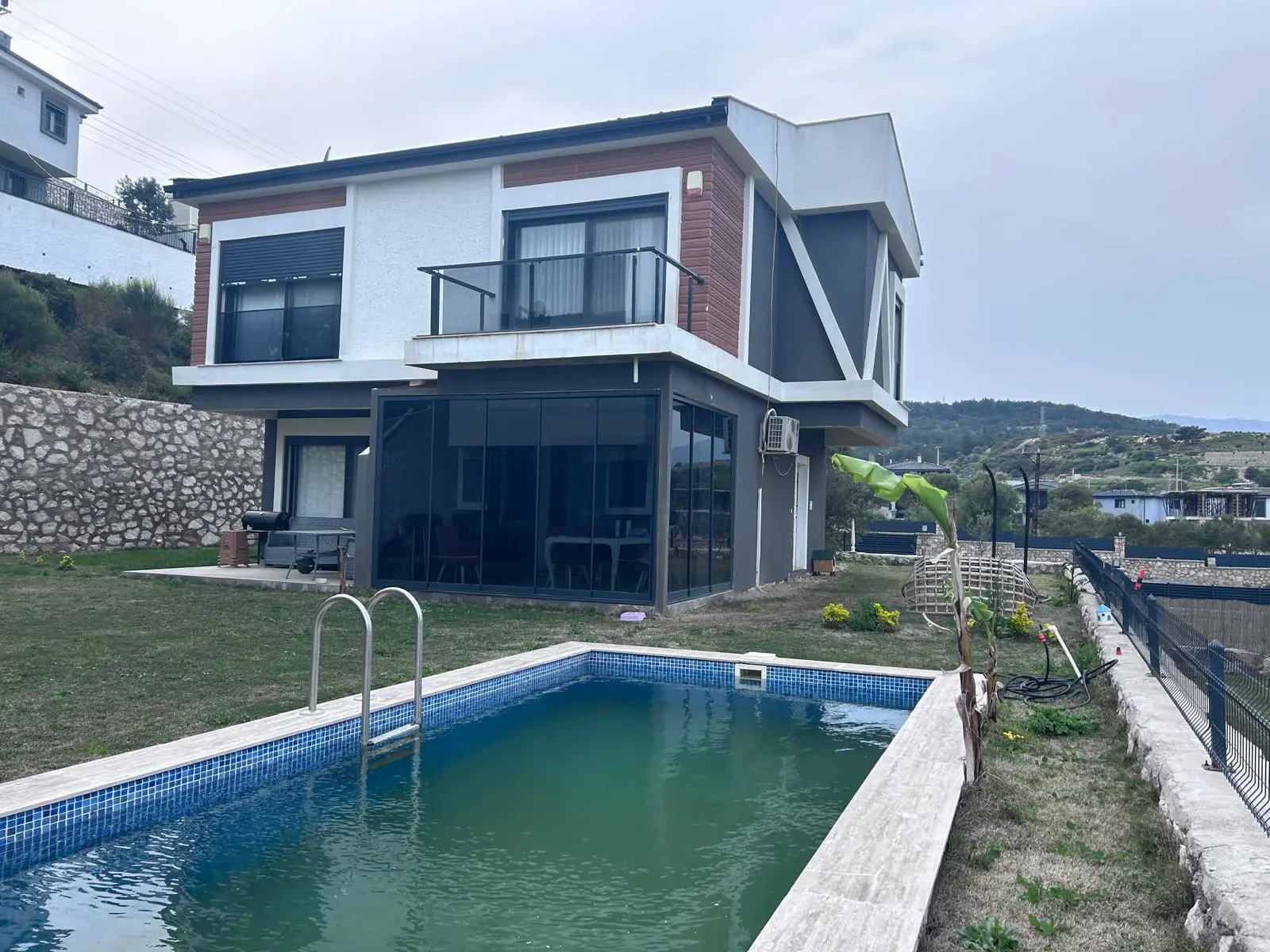 KARABURUN MORDOĞAN’DA EŞYALI 2+1 KİRALIK VİLLA | 72 M² NET | BALKONLU | 2022 YAPIM