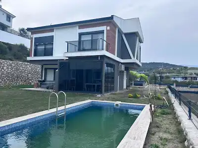 KARABURUN MORDOĞAN’DA EŞYALI 2+1 KİRALIK VİLLA | 72 M² NET | BALKONLU | 2022 YAPIM