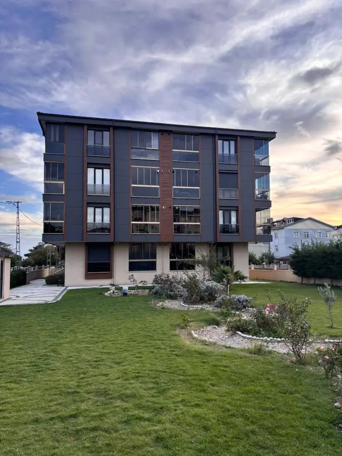 SİLİVRİDE SAHİLE 800 M MESAFEDE,ÇİFT BALKONLU 3+1 SATILIK DAİRE