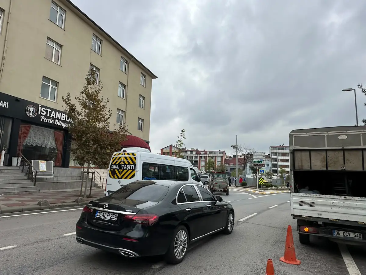 SANCAKTEPE/SARIGAZI'DE TICARI DEPOLU DÜKKAN