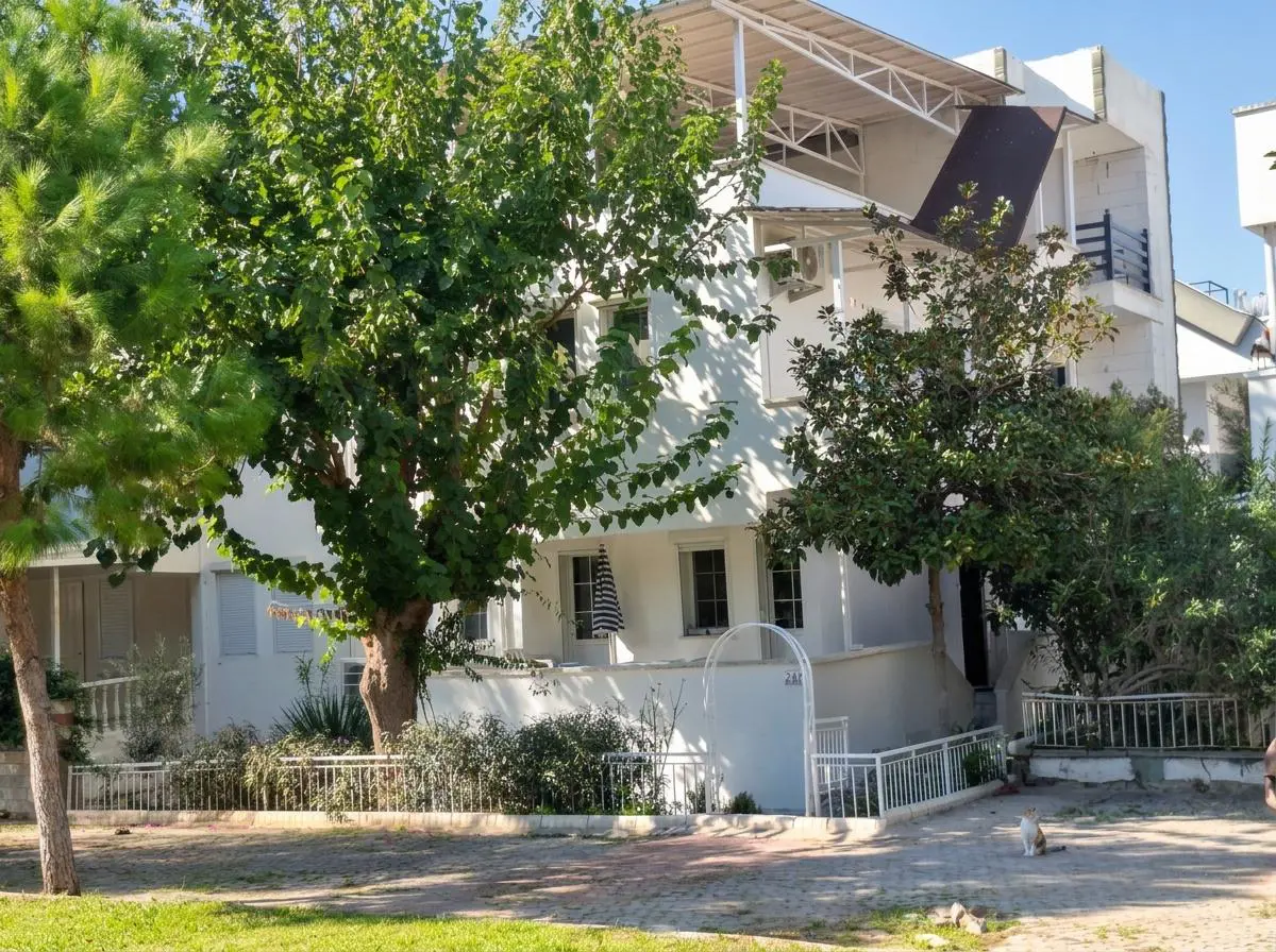 ALTINKUM’DA SAHİLE KOMŞU, PARK CEPHELİ, EŞYALI 4+1 KİRALIK VİLLA