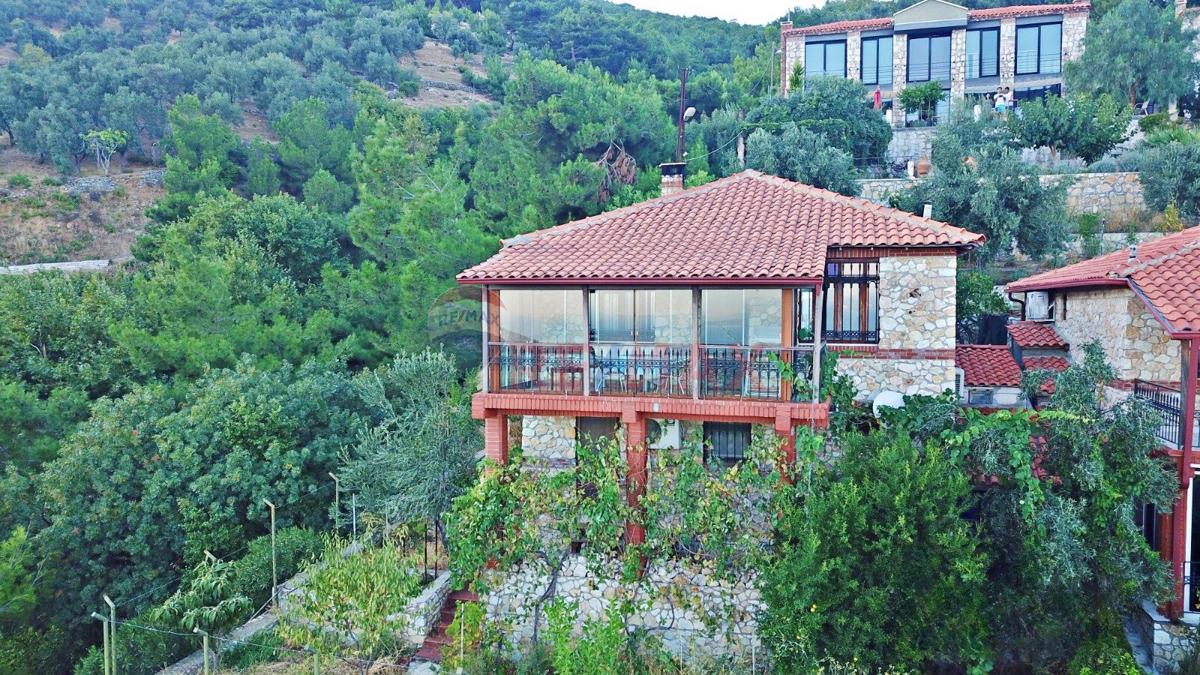 GÜRE KAVURMACILAR KÖYÜ'NDE KÖRFEZ MANZARALI, EŞSİZ TAŞ EV