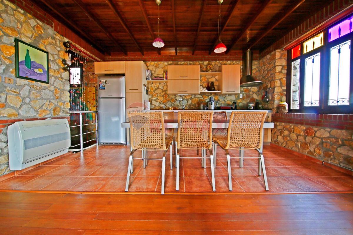 GÜRE KAVURMACILAR KÖYÜ'NDE KÖRFEZ MANZARALI, EŞSİZ TAŞ EV