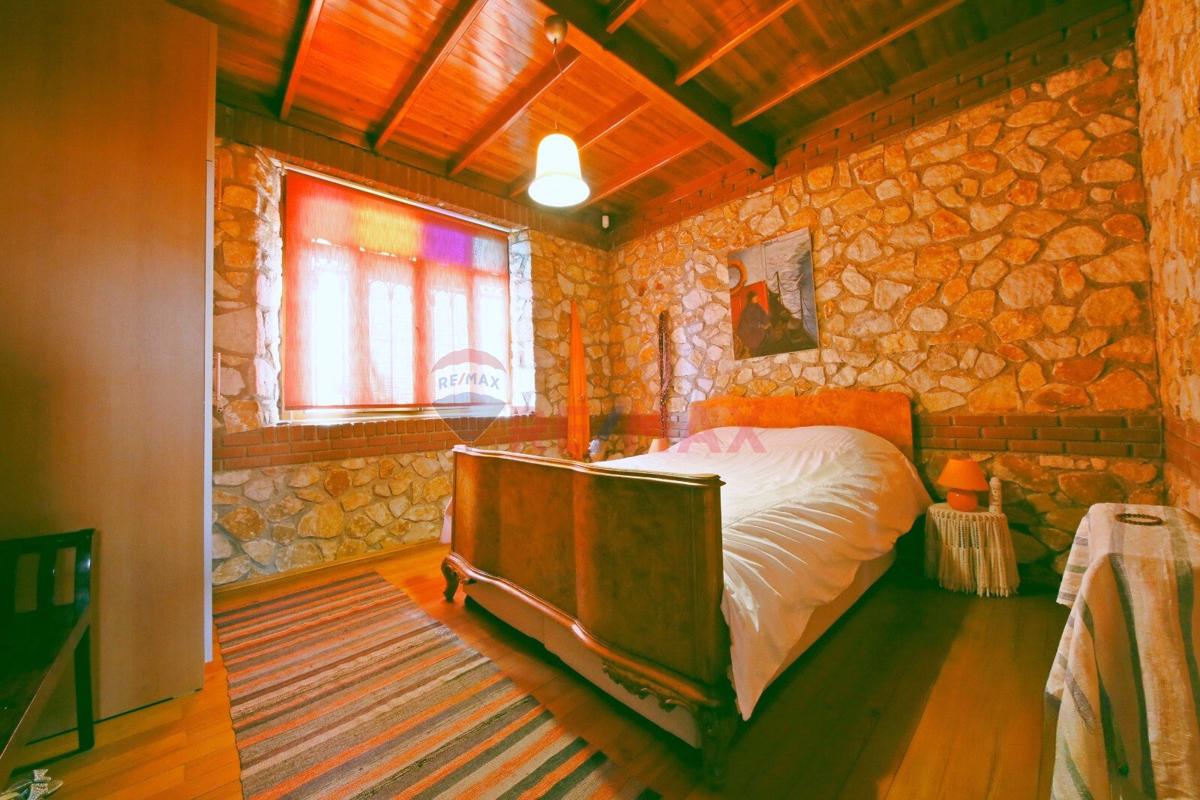 GÜRE KAVURMACILAR KÖYÜ'NDE KÖRFEZ MANZARALI, EŞSİZ TAŞ EV