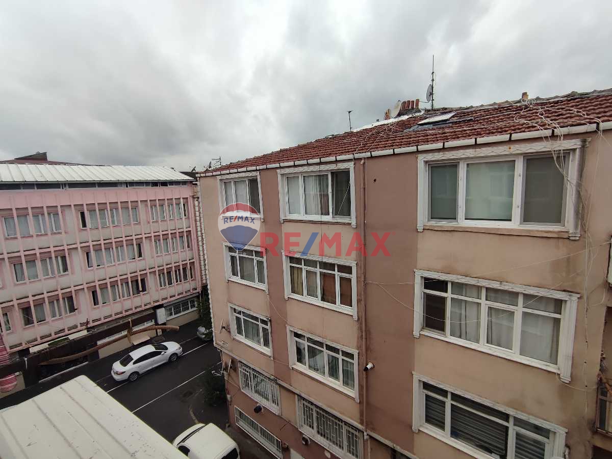 FATİH ŞEHREMİNİNDE  2+1 METRO METROBÜS TRAMVAY YAKINI 3. KAT