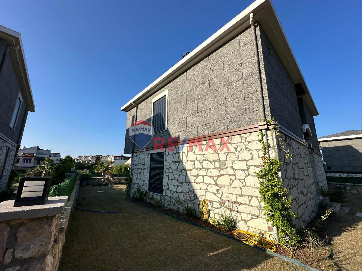 IZMIR MORDOĞAN'DA  2+1 SATILIK LÜKS VILLA