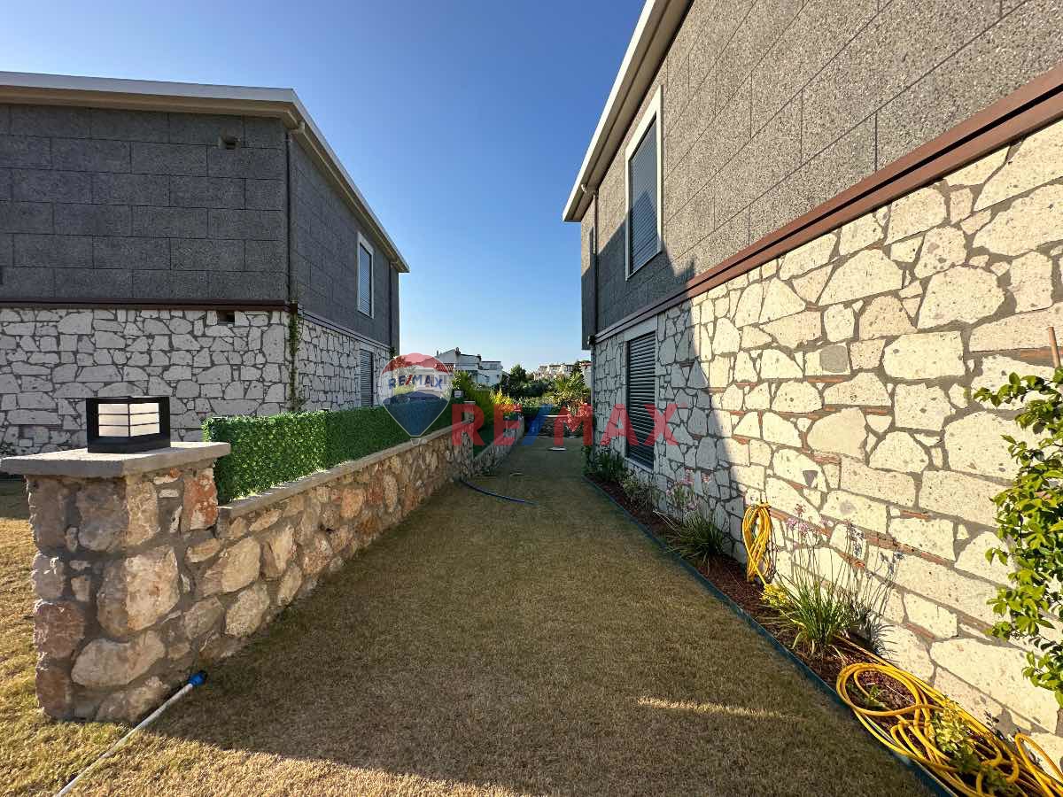 IZMIR MORDOĞAN'DA  2+1 SATILIK LÜKS VILLA