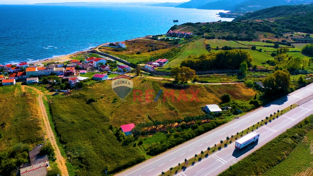 LAPSEKİ'DE DENIZE 200 M. MASAFEDE SATILIK İMARLI ARSA...