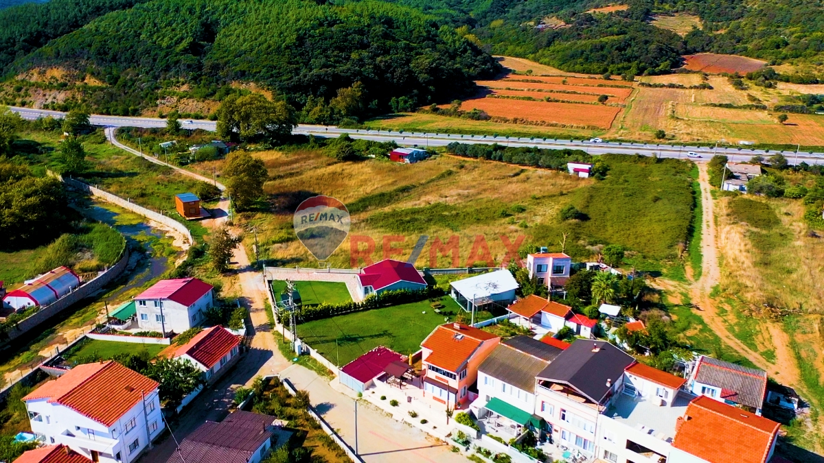 LAPSEKİ'DE DENIZE 200 M. MASAFEDE SATILIK İMARLI ARSA...