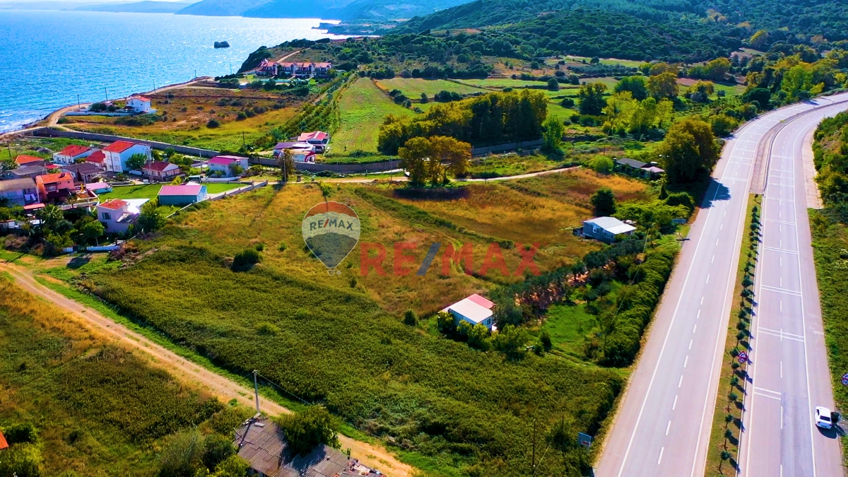 LAPSEKİ'DE DENIZE 200 M. MASAFEDE SATILIK İMARLI ARSA...