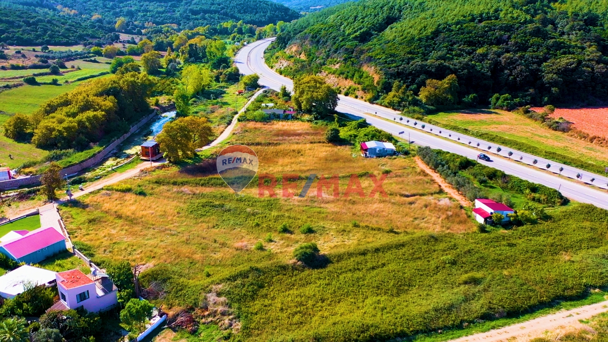 LAPSEKİ'DE DENIZE 200 M. MASAFEDE SATILIK İMARLI ARSA...