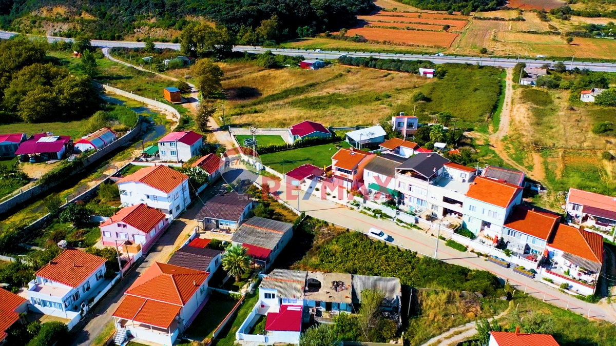 LAPSEKİ'DE DENIZE 200 M. MASAFEDE SATILIK İMARLI ARSA...