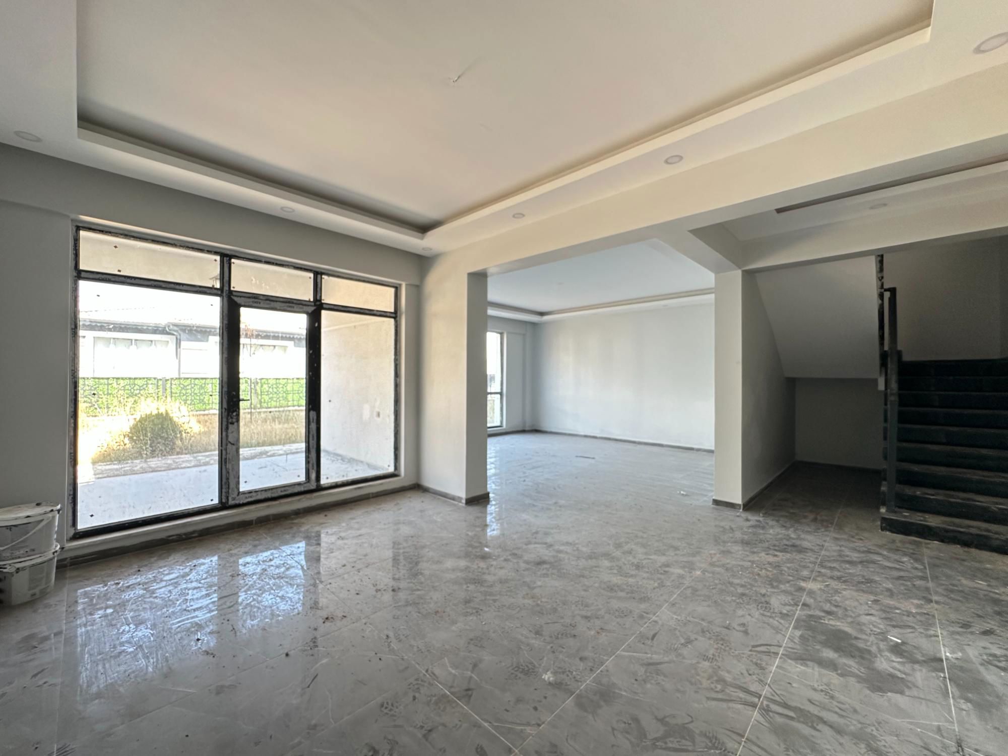 ESENYURTTA İYI KONUMDA MANZARALI BAHÇELI 6+1 LUX TRIPLEX VILLA