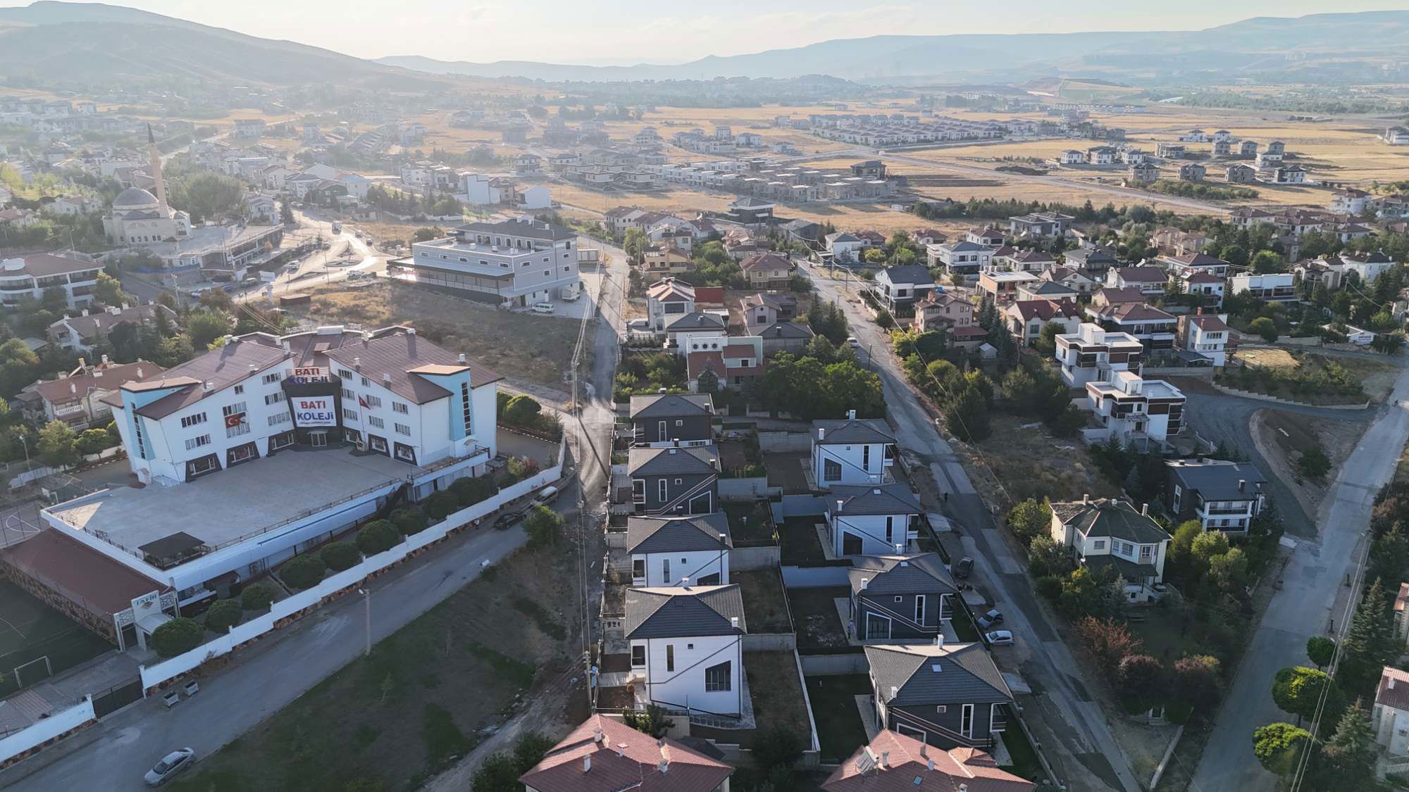 ESENYURTTA İYI KONUMDA MANZARALI BAHÇELI 6+1 LUX TRIPLEX VILLA