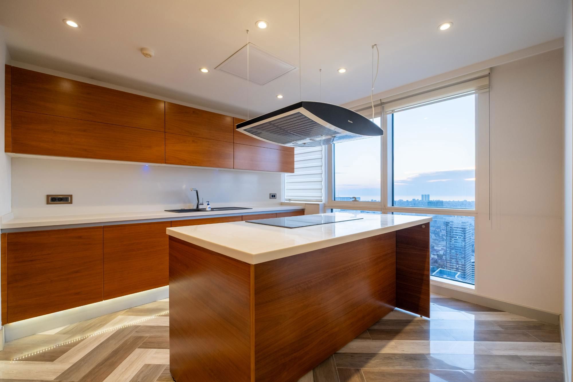 ATAŞEHIR VARYAP MERIDIAN’DA 41. KAT PRESTIJLI 4+1 | 390 M²  | BOŞ VE HEMEN TESLIM