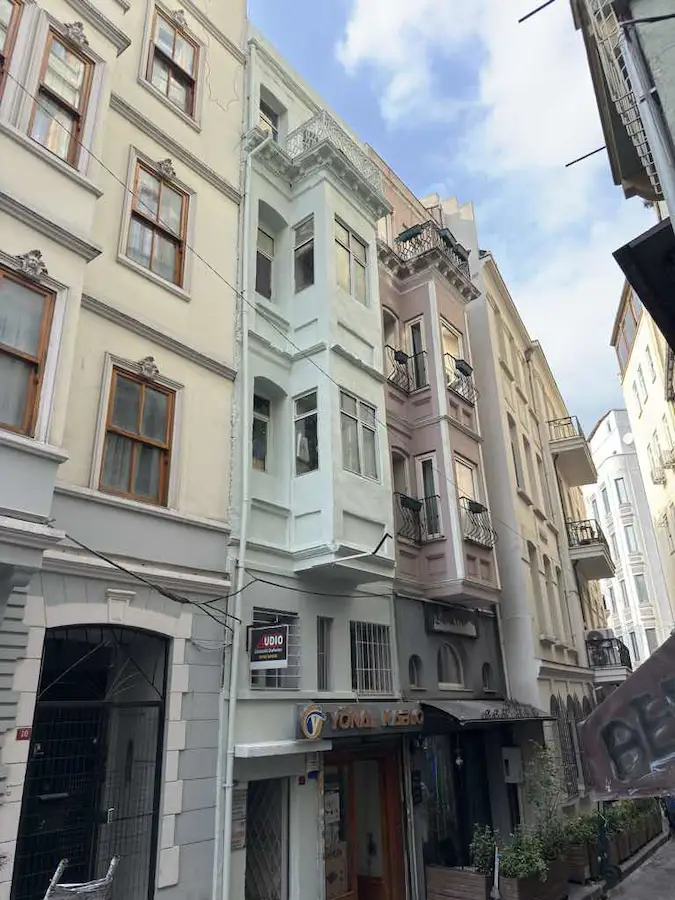 BEREKETZADE MAHALLESİNDE KOMPLE FIRSAT BİNA