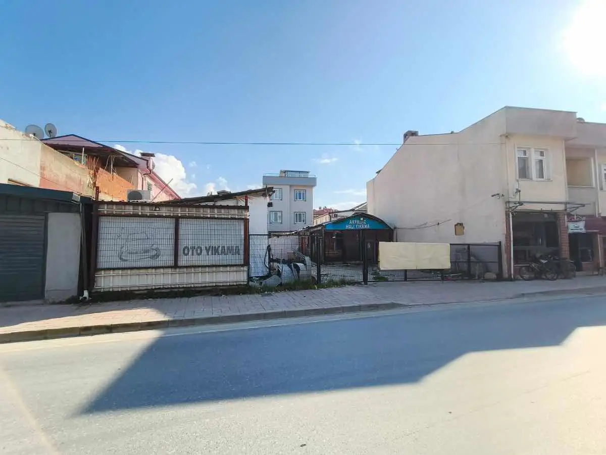 REMAX VİRA ÖZLEM ŞİMŞEK'TEN ANA CADDE ÜZERİ SATILIK TİCARİ+KONUT İMARLI ARSA