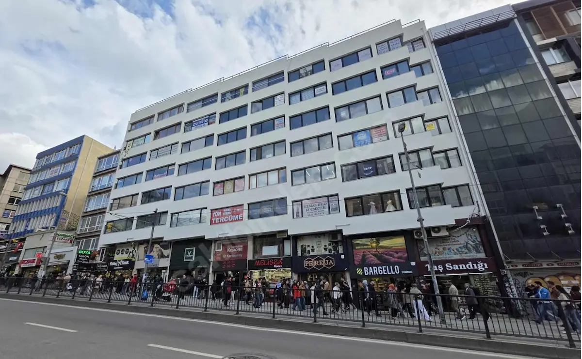 REMAX BEYAZ KADIKÖY BULVAR ÇARŞISINDA CADDE ÜZERI SATILIK DÜKKAN