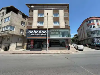ESENYURT AMASYALILAR CADDESİ'NDE KİRA GETİRİLİ 1.500 M² SATILIK KOMPLE BİNA