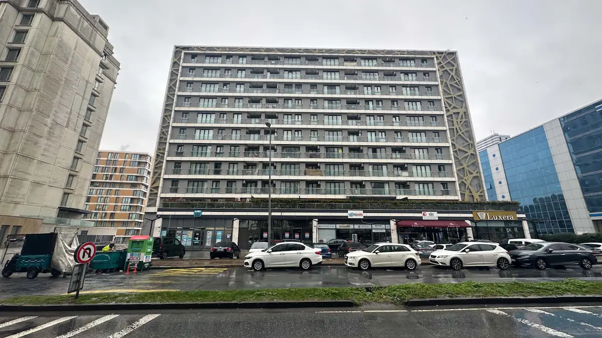 BAHÇELİEVLER YENİBOSNA ANA CADDE ÜZERİNDE 500M2 KİRALIK MAĞAZA