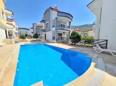 HAVUZLU SİTE İÇİ TAM MÜSTAKİL GENİŞ BAHÇELİ VİLLA