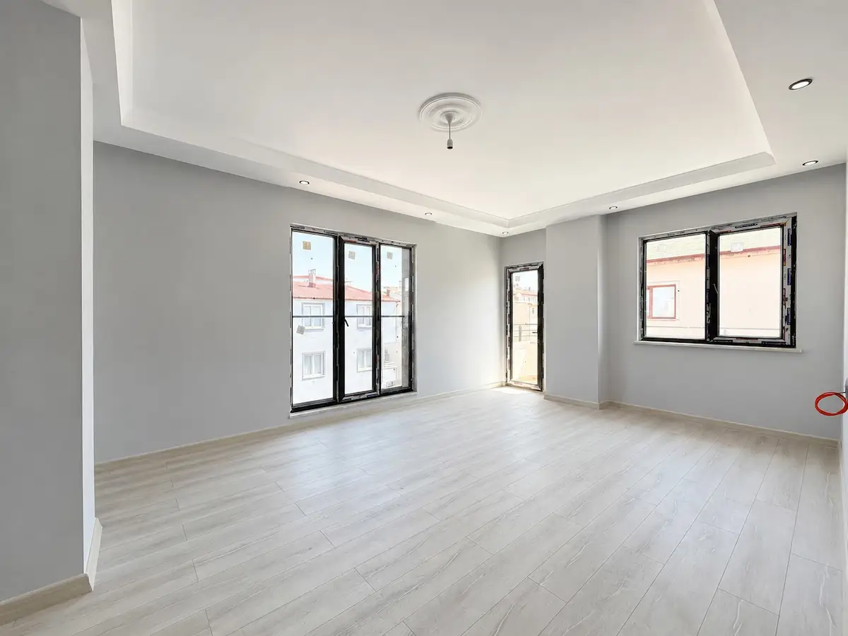 BAHÇEŞEHİR KOLEJİ KARŞISINDA SIFIR 3+1 ASANSÖRLÜ ARA KAT DAİRE