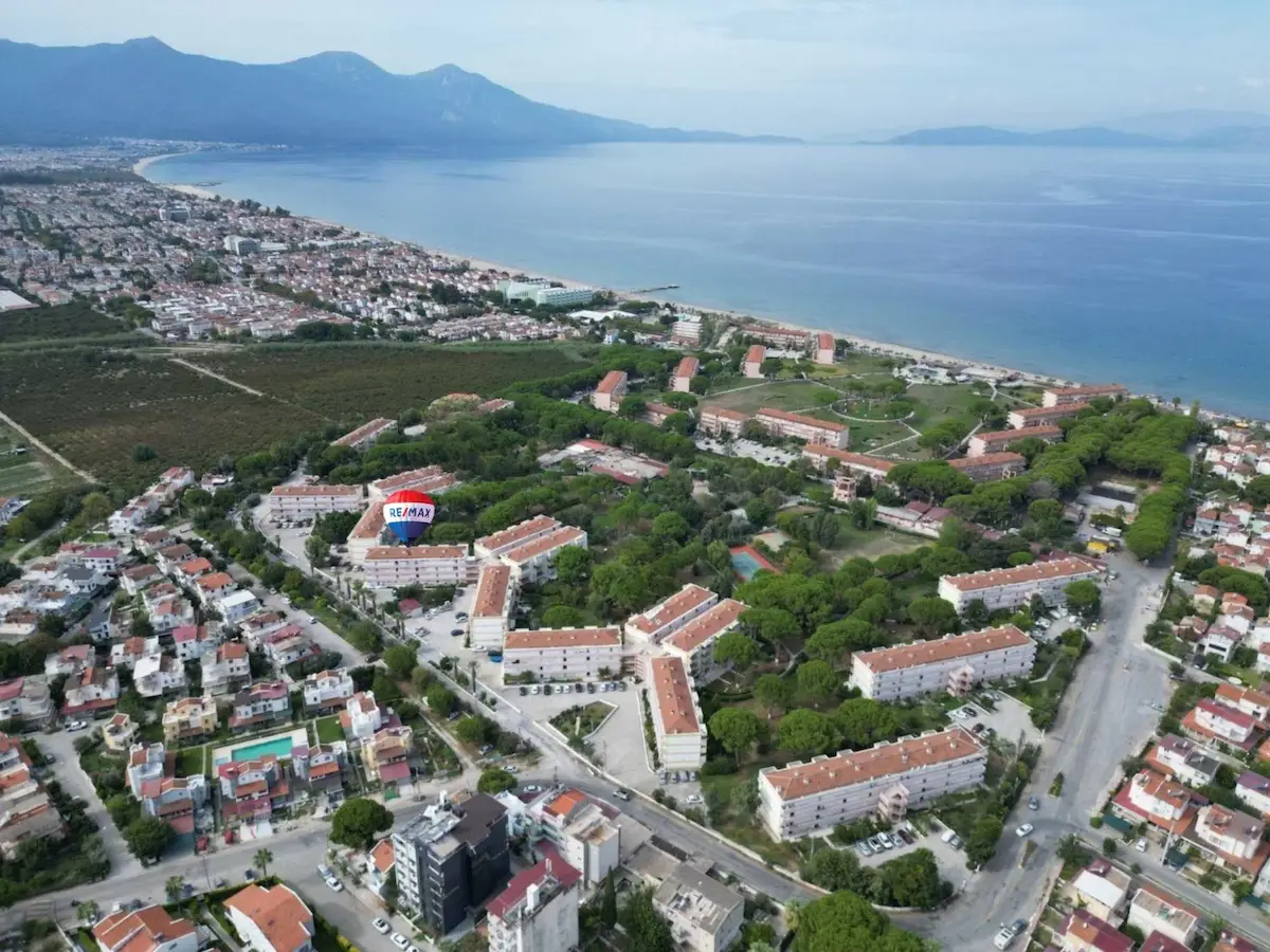 KUŞADASI DAVUTLAR ÖZLEM SİTESİ'NDE 2+1 BAHÇE KATI EŞYALI TEMİZ DAİRE