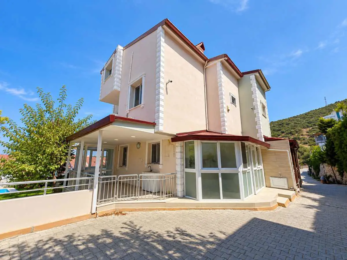 KUŞADASI SAMYELİ SİTESİNDE SATILIK VİLLA  