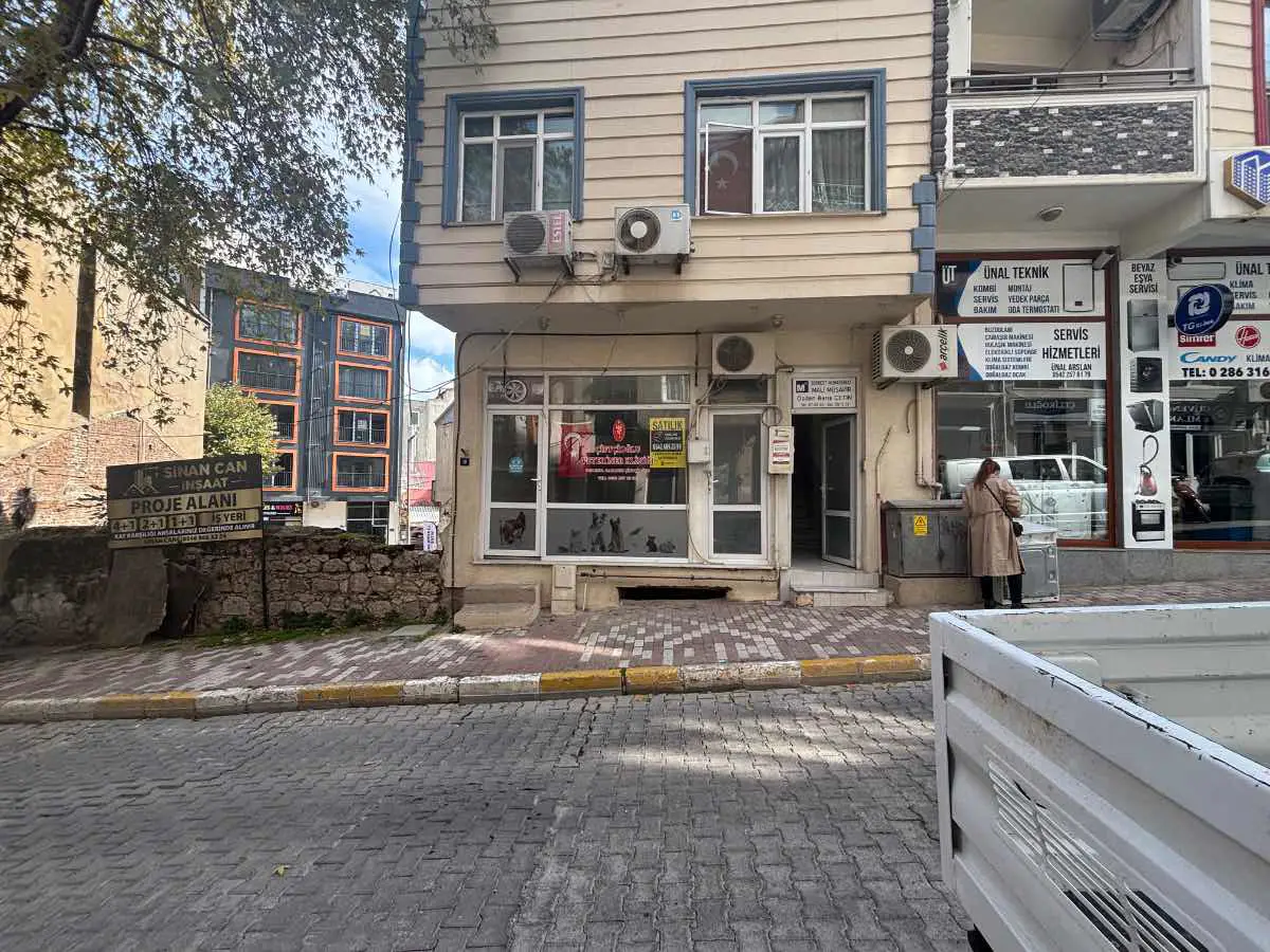 BİGA İSTİKLAL MAH’DE GİRİŞ VE BODRUM KAT TOPLAM  124 M² SATILIK OFİS/İŞYERİ