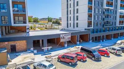 RAFİNE SİLİVRİ'DE ÜNİVERSİTEYE KOMŞU 45 M² ÖN BAHÇELİ + DEPOLU 249 M² PRESTİJ KİRALIK DÜKKAN