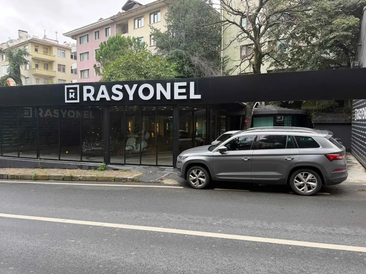 ETİLER’DE PRESTİJLİ LOKASYONDA KİRALIK GALERİYE UYGUN DÜKKÂN 