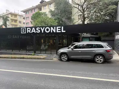 ETİLER’DE PRESTİJLİ LOKASYONDA KİRALIK GALERİYE UYGUN DÜKKÂN